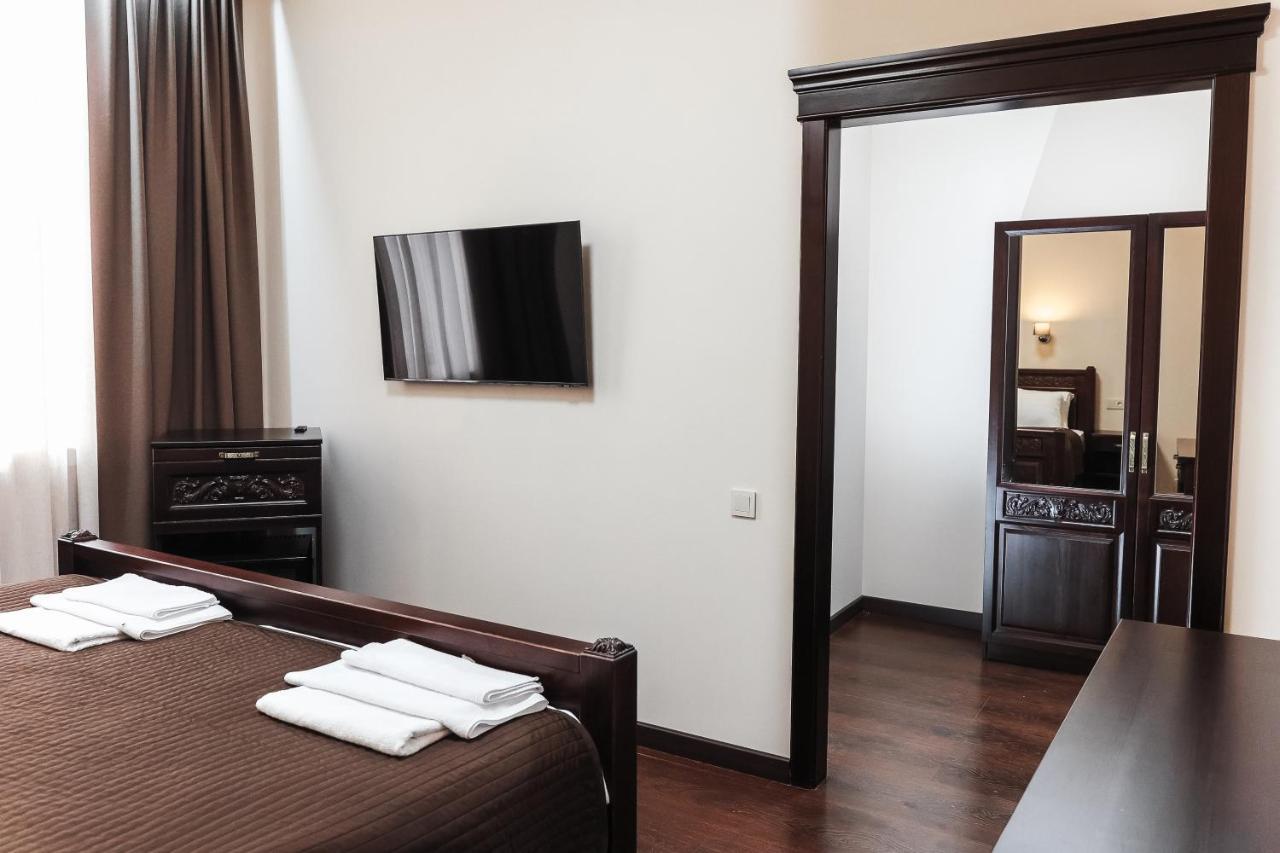Dvin Hotel Pavlodar Buitenkant foto