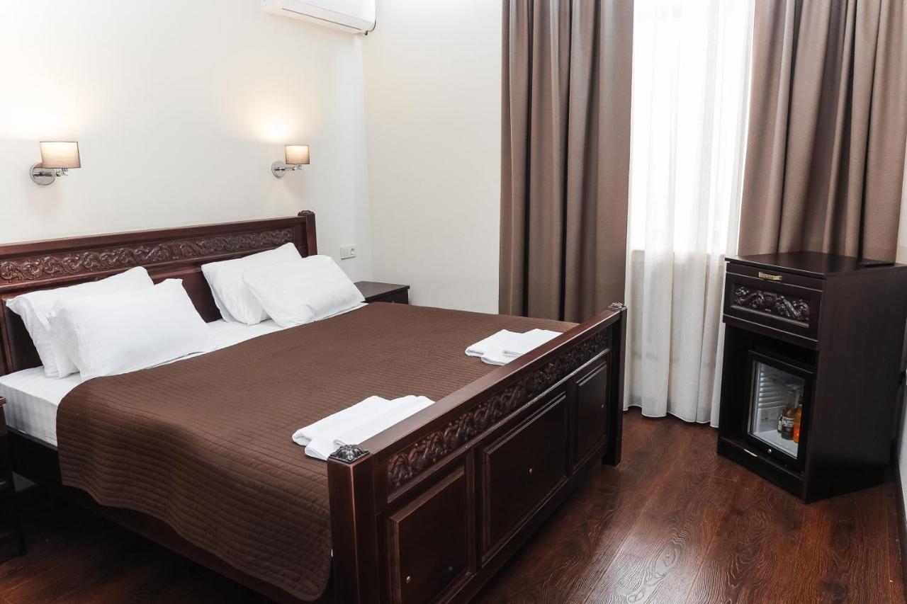 Dvin Hotel Pavlodar Buitenkant foto