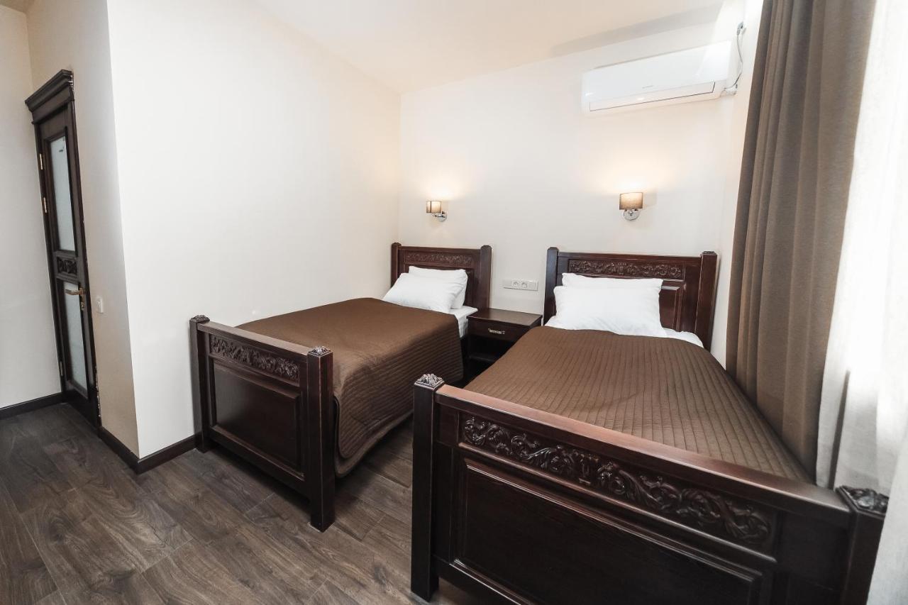 Dvin Hotel Pavlodar Buitenkant foto