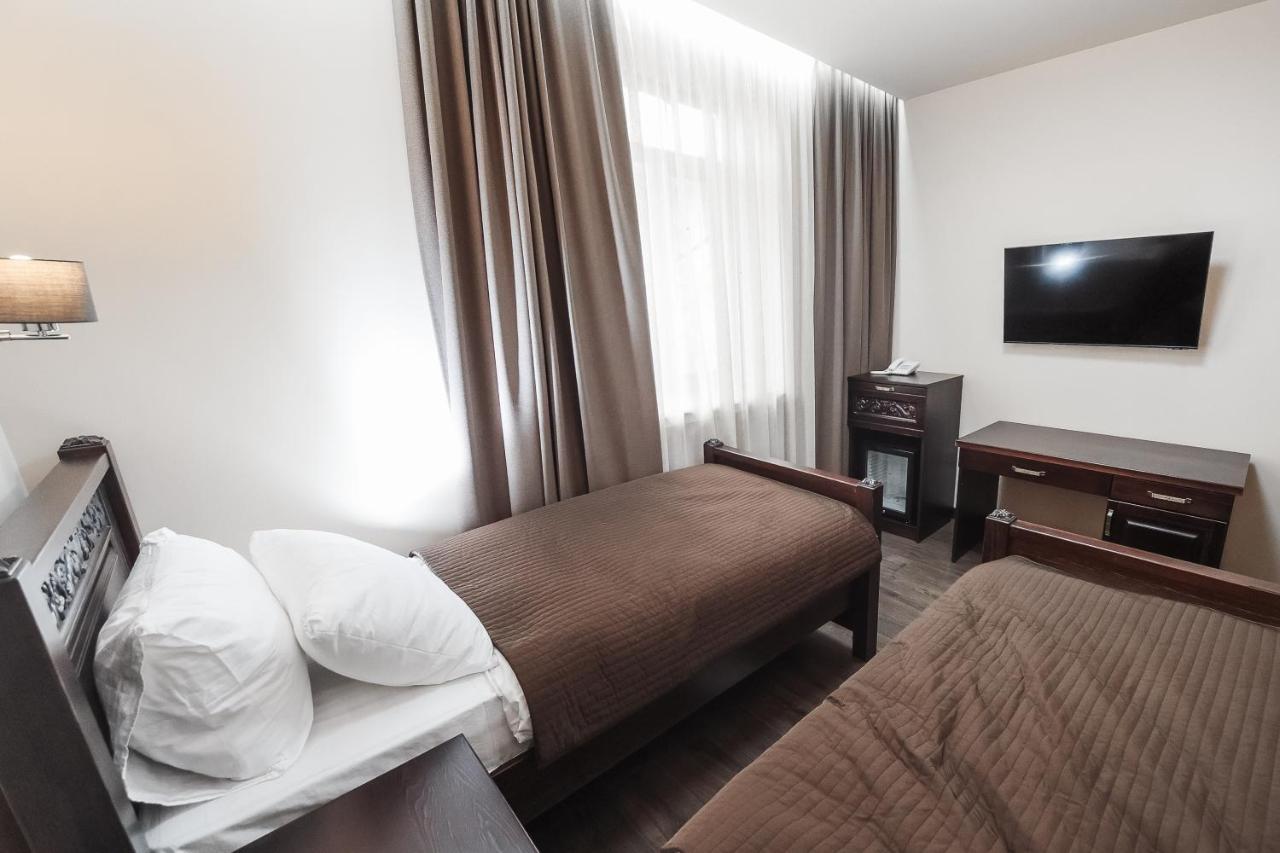 Dvin Hotel Pavlodar Buitenkant foto