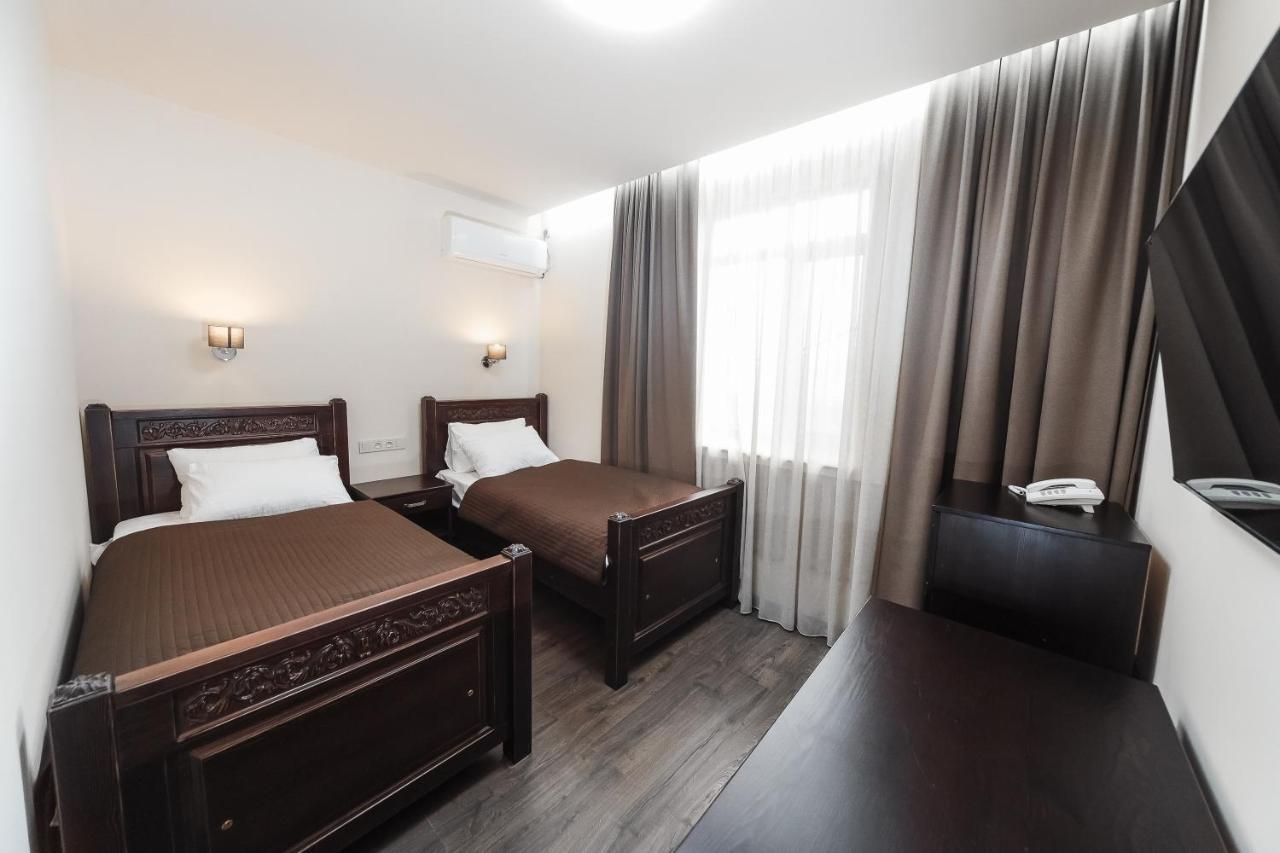Dvin Hotel Pavlodar Buitenkant foto