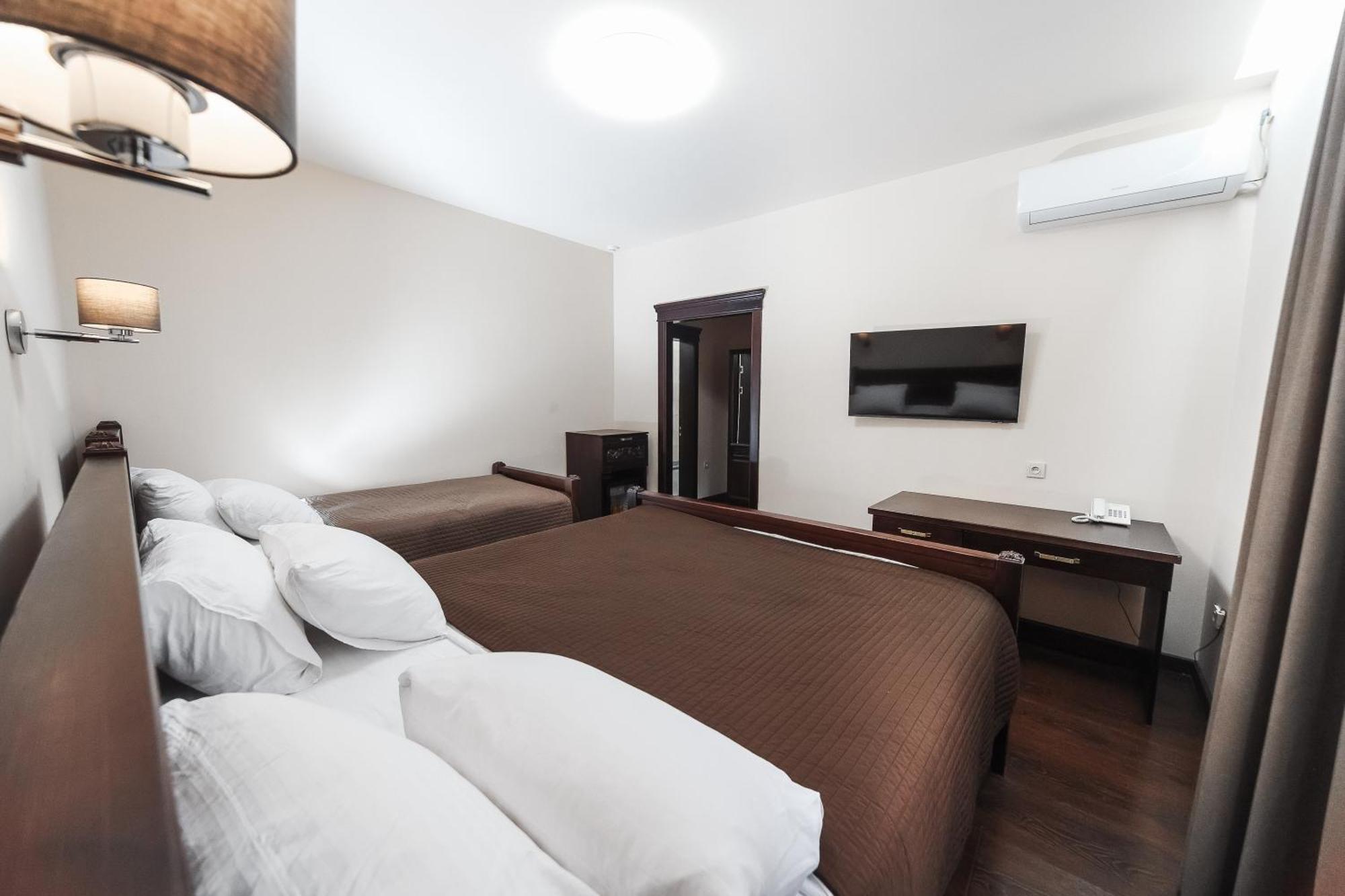 Dvin Hotel Pavlodar Buitenkant foto