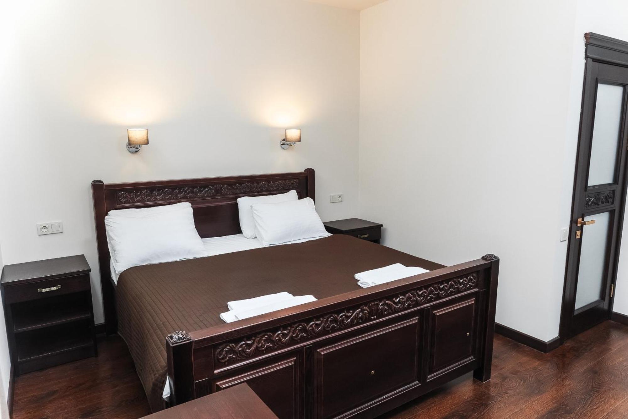 Dvin Hotel Pavlodar Buitenkant foto