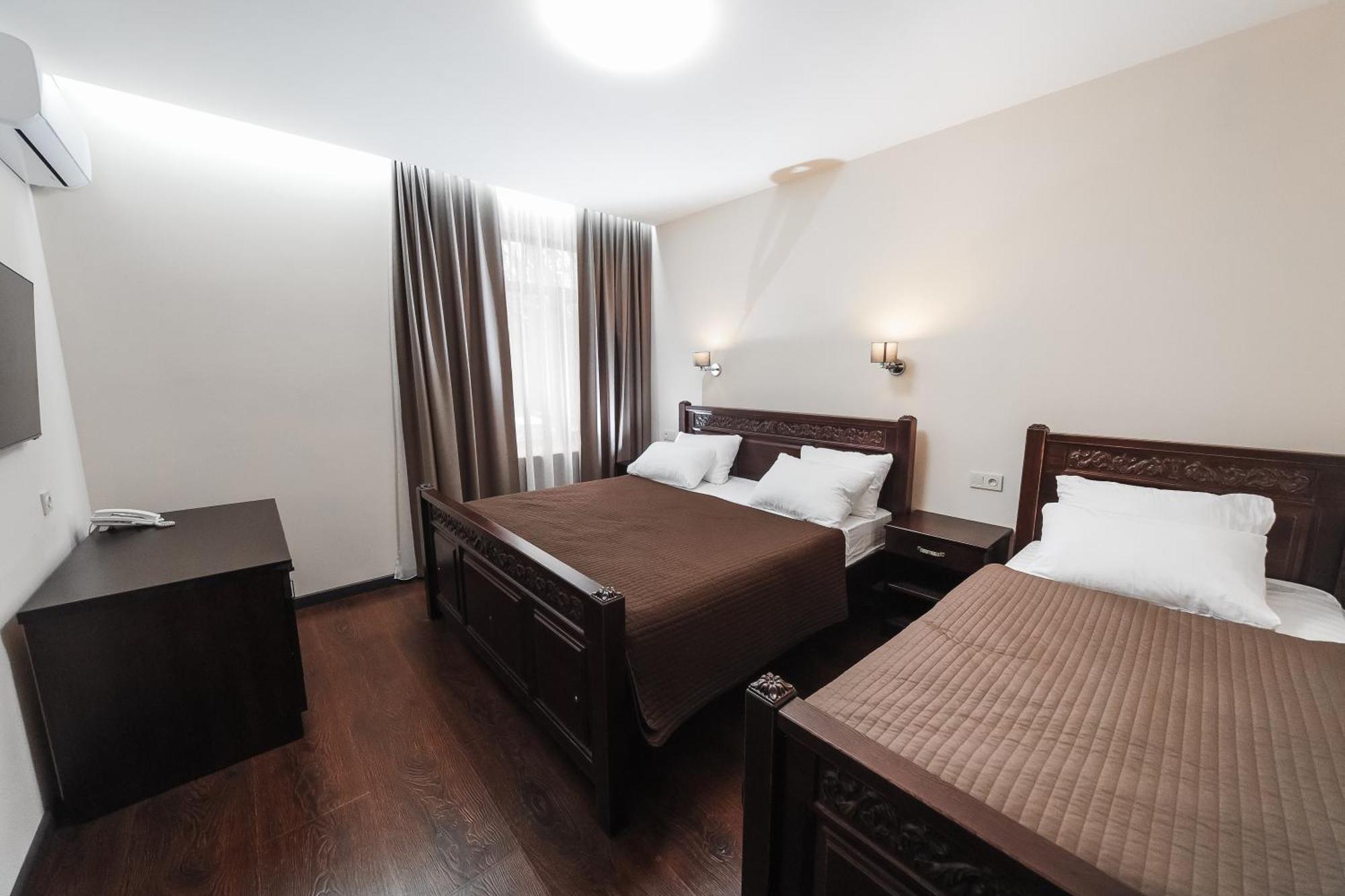 Dvin Hotel Pavlodar Buitenkant foto