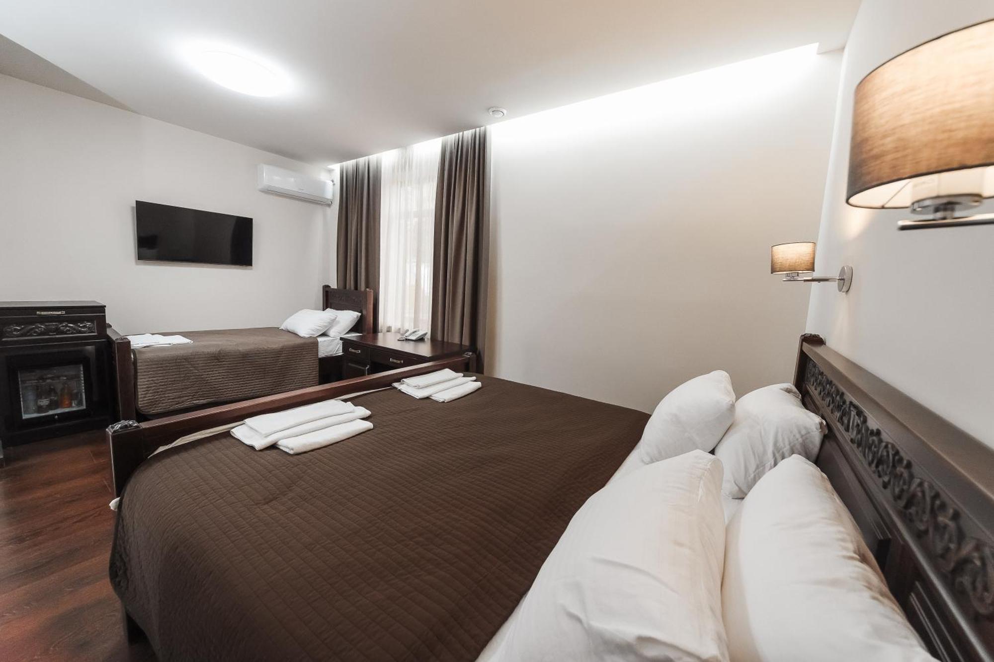 Dvin Hotel Pavlodar Buitenkant foto