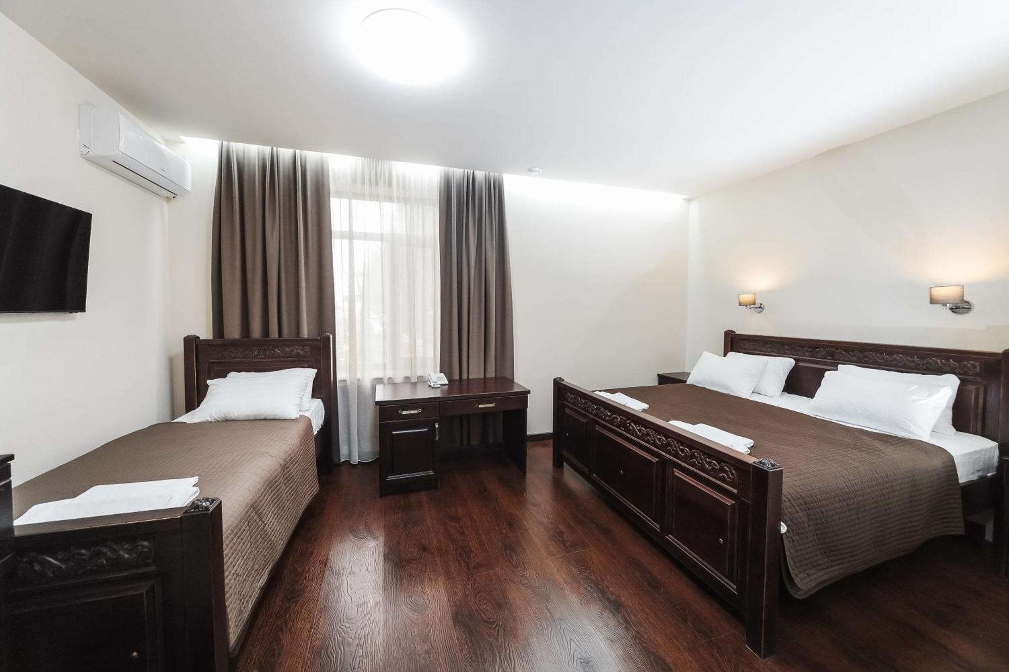 Dvin Hotel Pavlodar Buitenkant foto