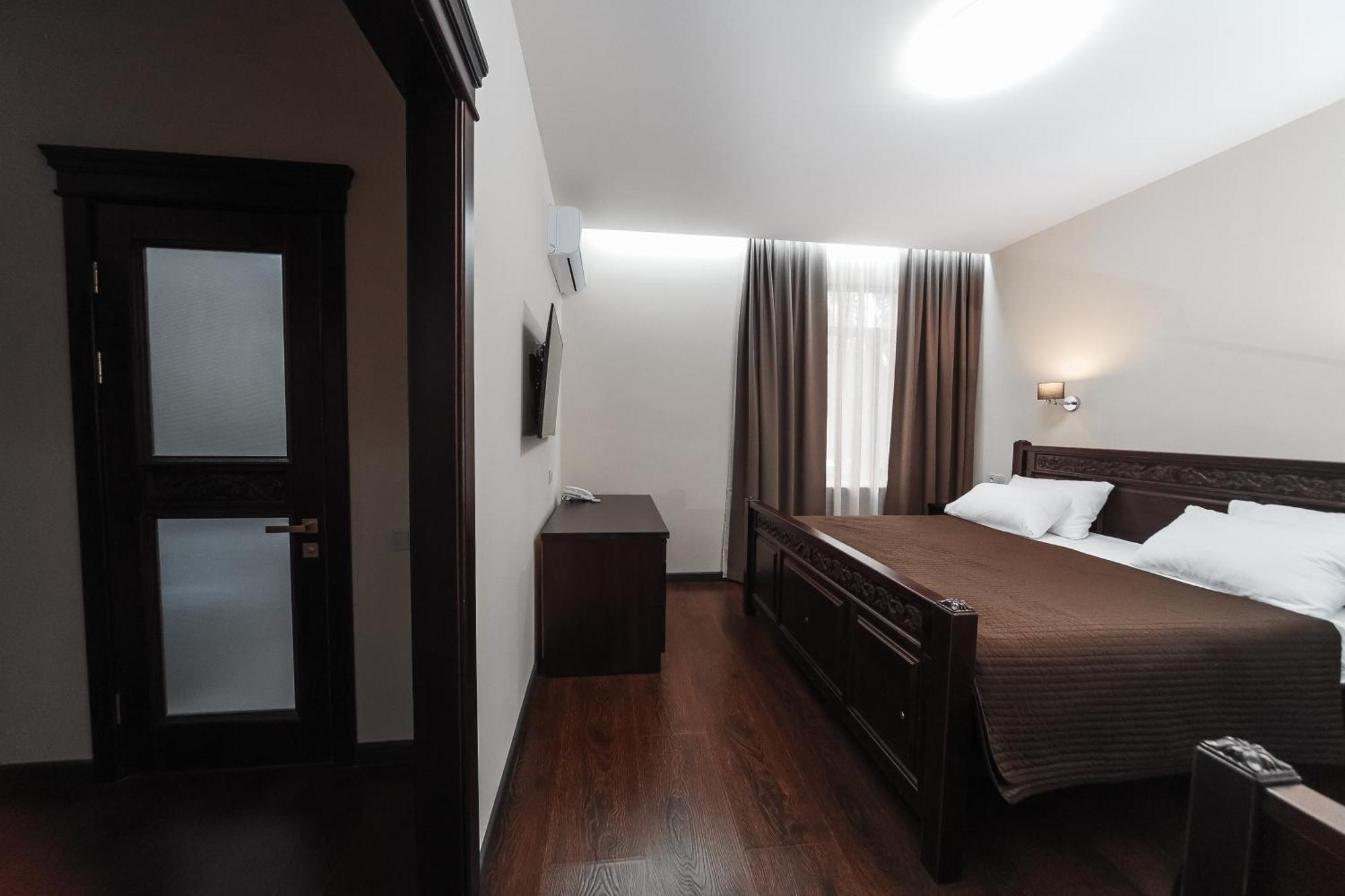 Dvin Hotel Pavlodar Buitenkant foto