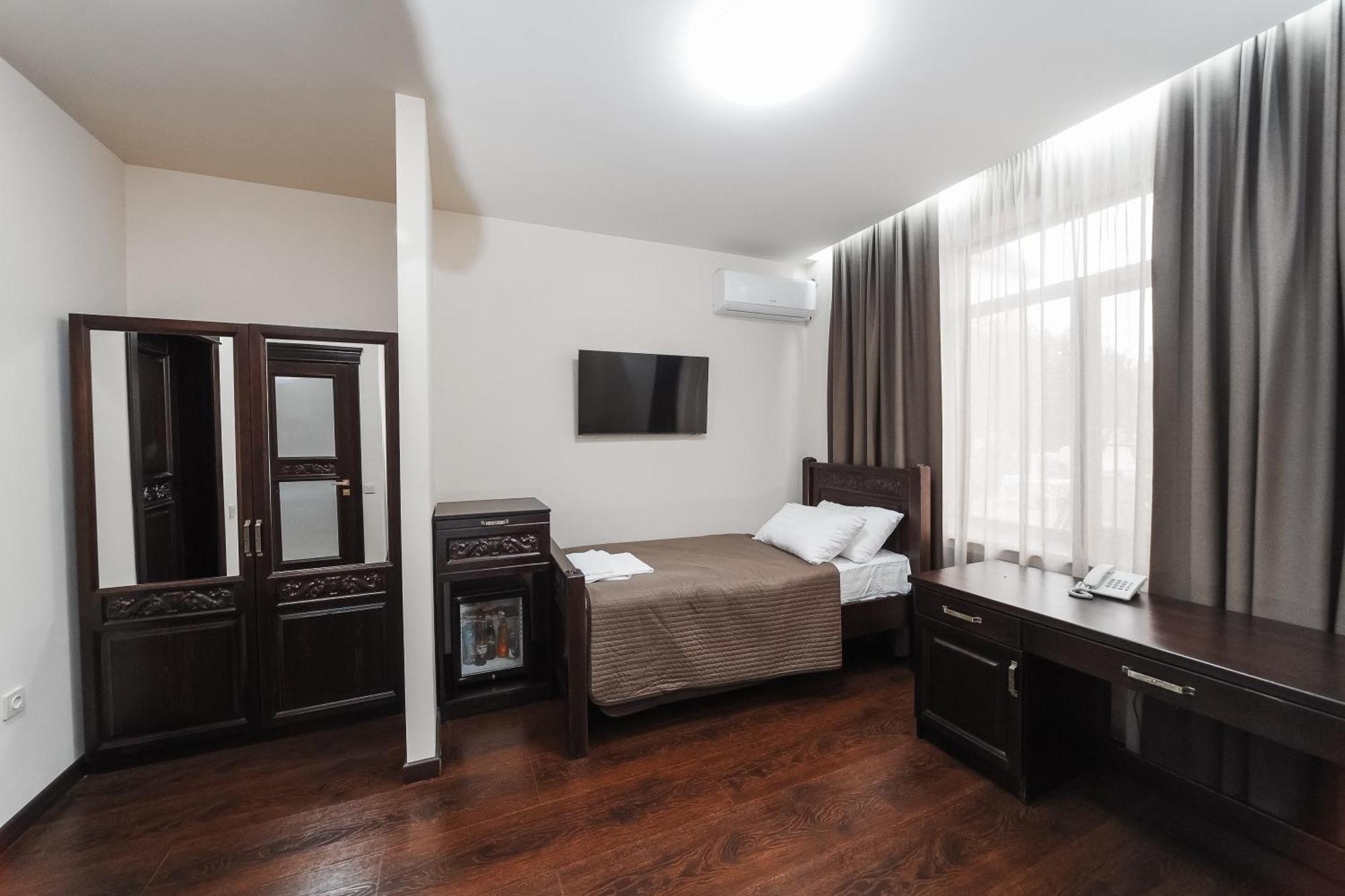 Dvin Hotel Pavlodar Buitenkant foto