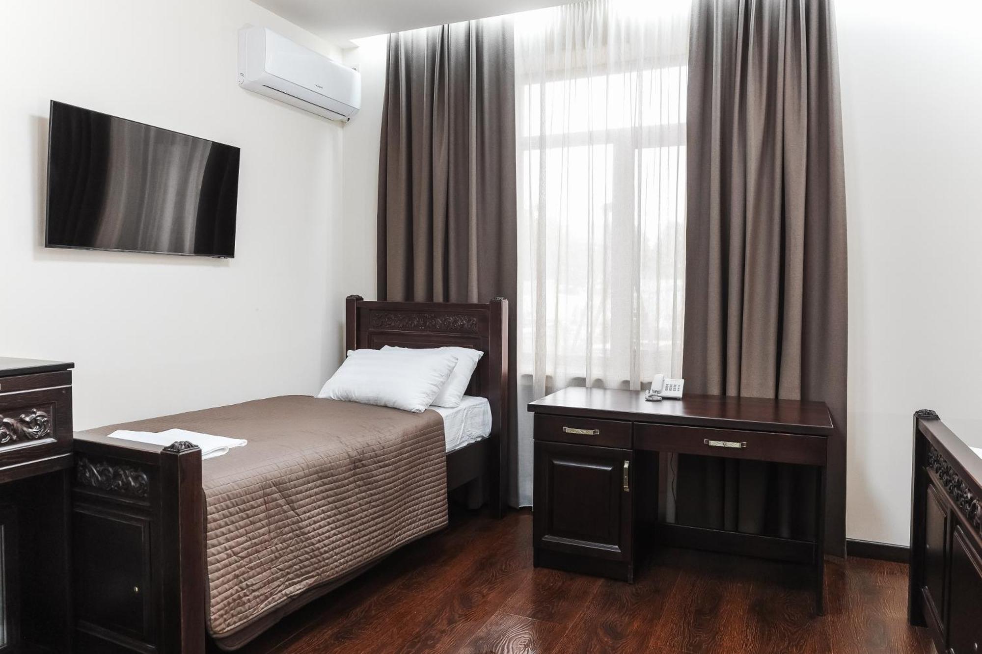 Dvin Hotel Pavlodar Buitenkant foto