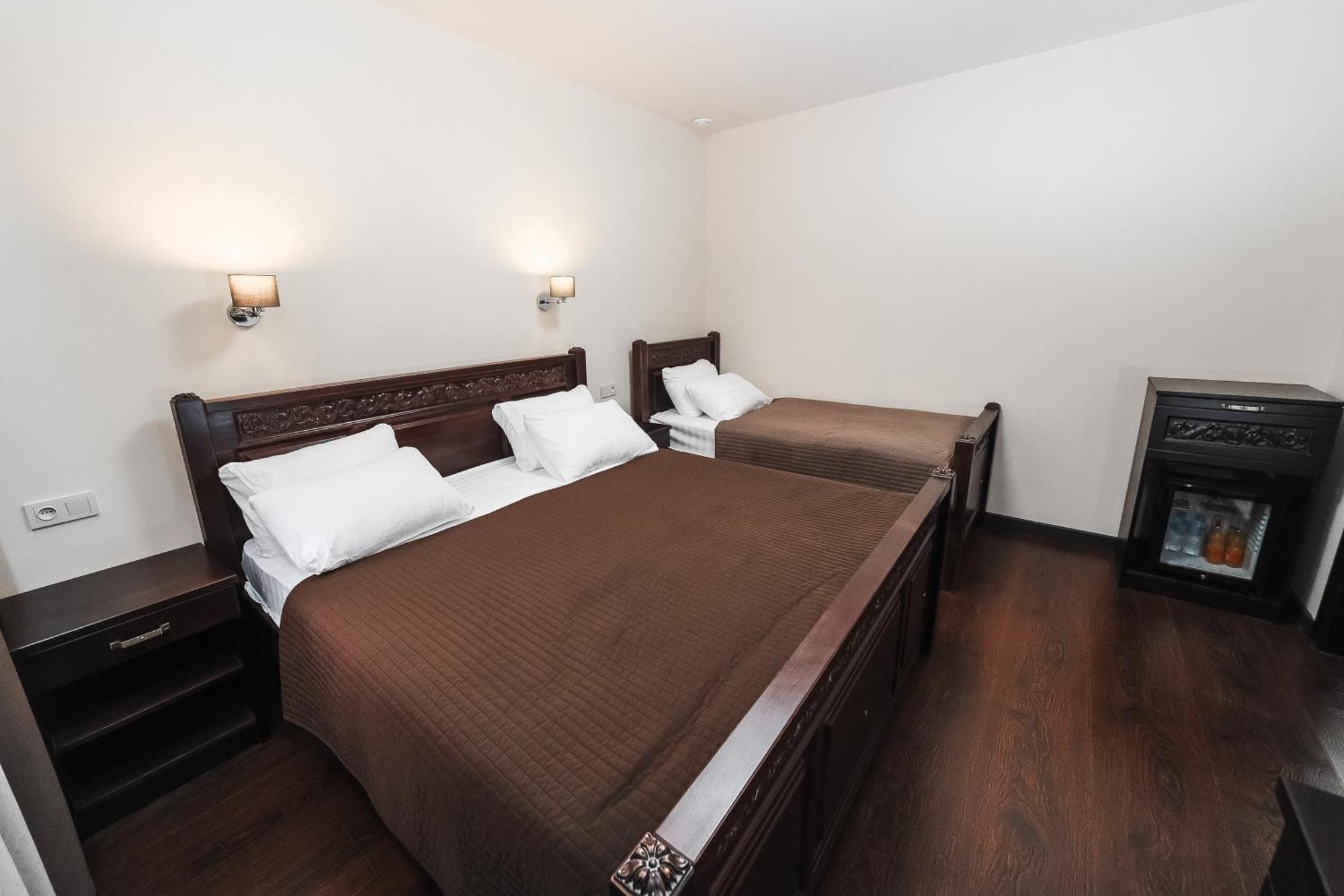 Dvin Hotel Pavlodar Buitenkant foto