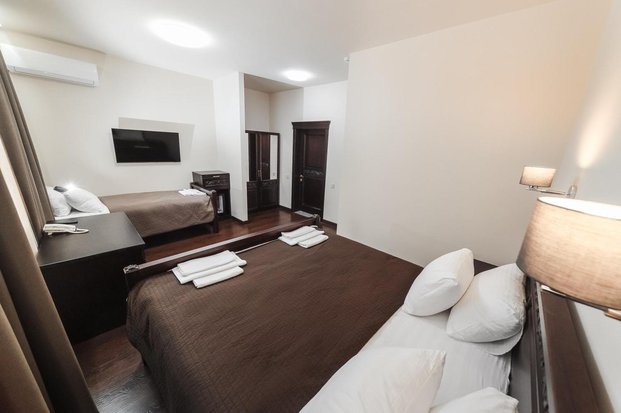 Dvin Hotel Pavlodar Buitenkant foto