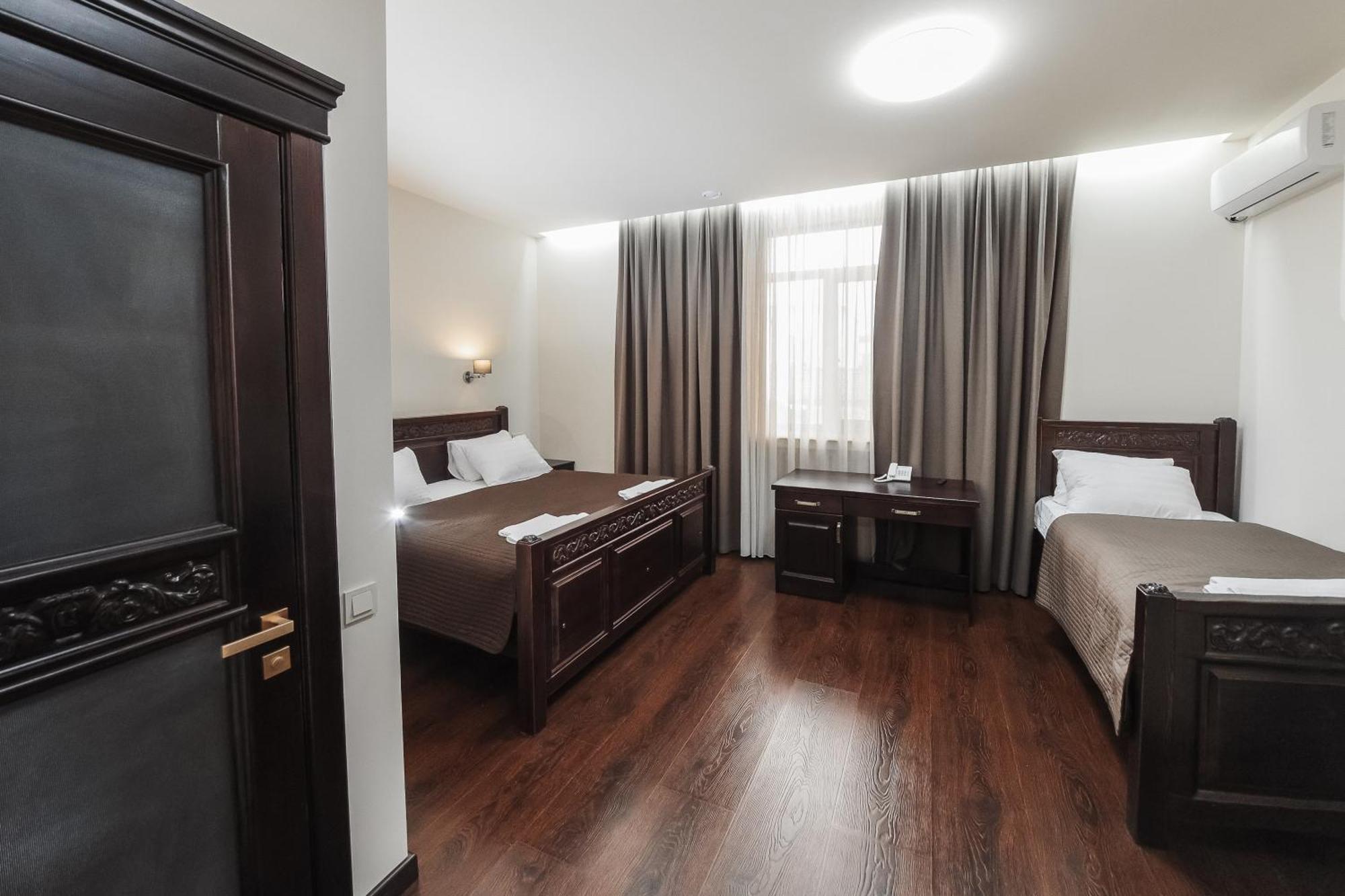 Dvin Hotel Pavlodar Buitenkant foto