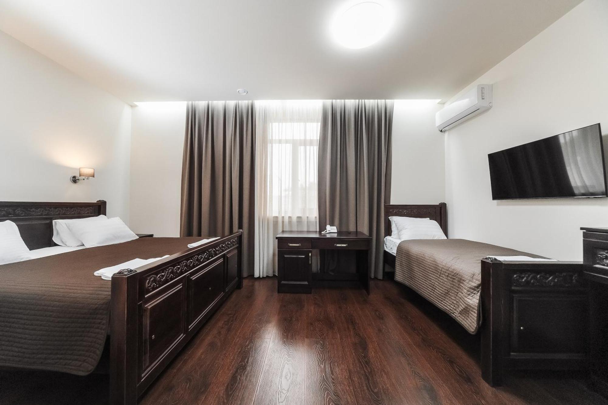 Dvin Hotel Pavlodar Buitenkant foto
