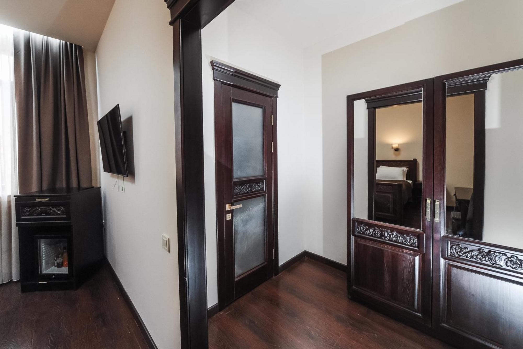 Dvin Hotel Pavlodar Buitenkant foto