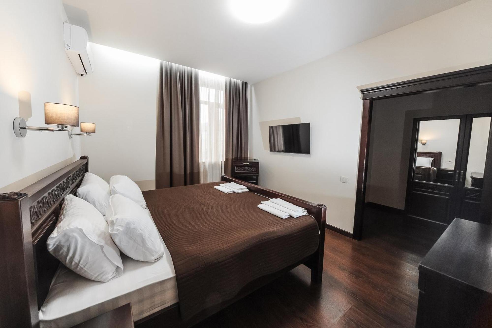 Dvin Hotel Pavlodar Buitenkant foto