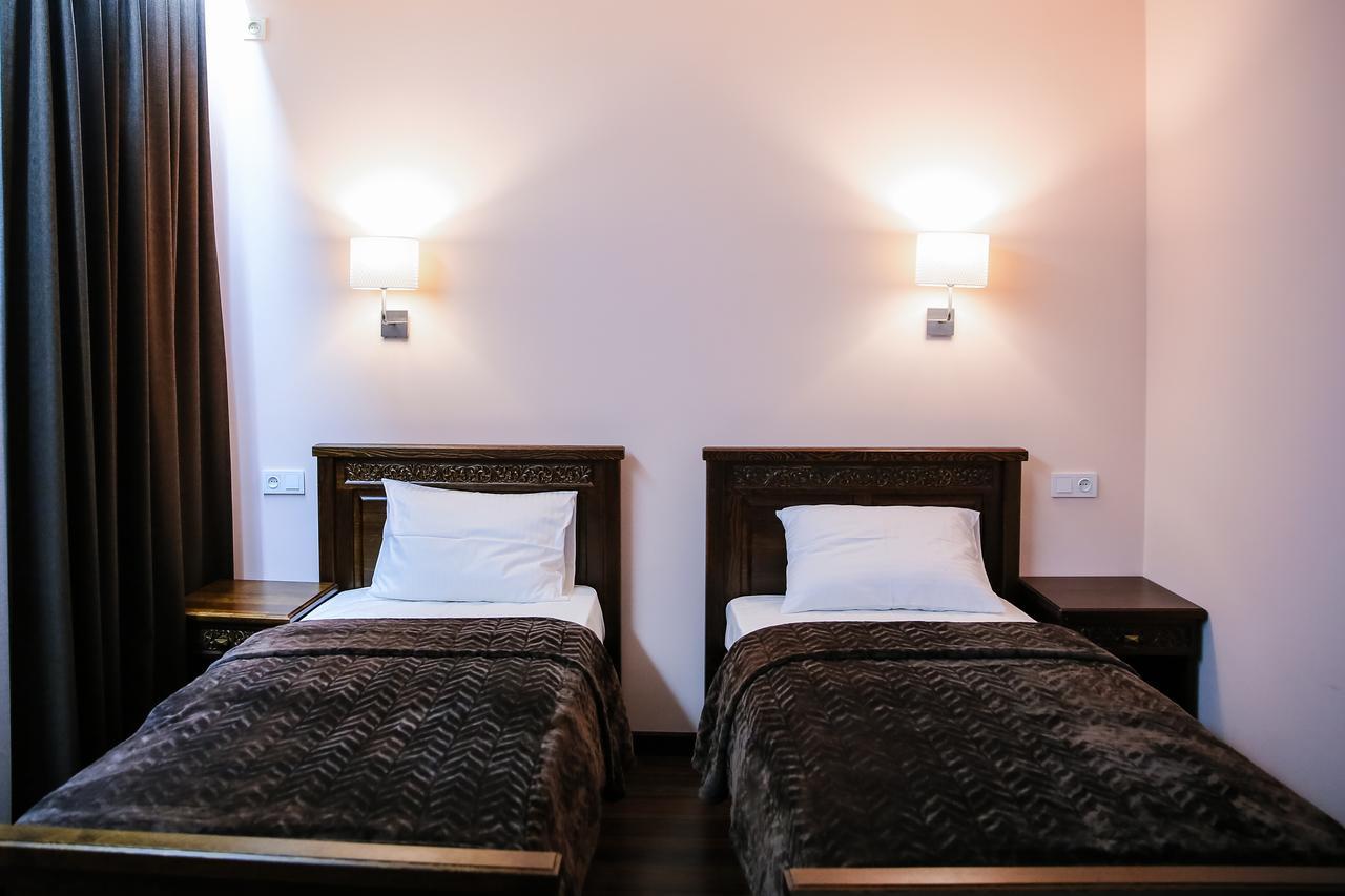 Dvin Hotel Pavlodar Buitenkant foto