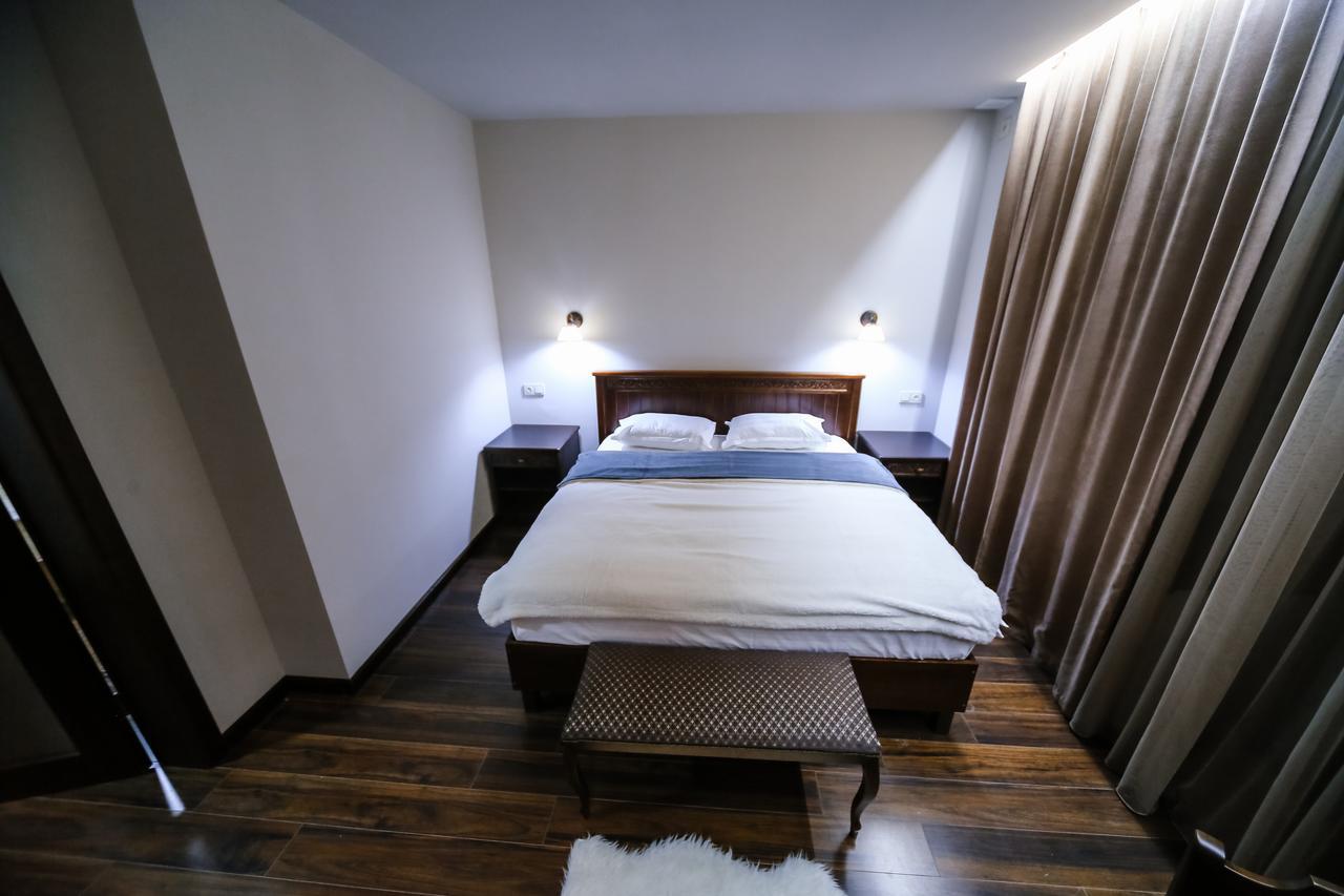 Dvin Hotel Pavlodar Buitenkant foto