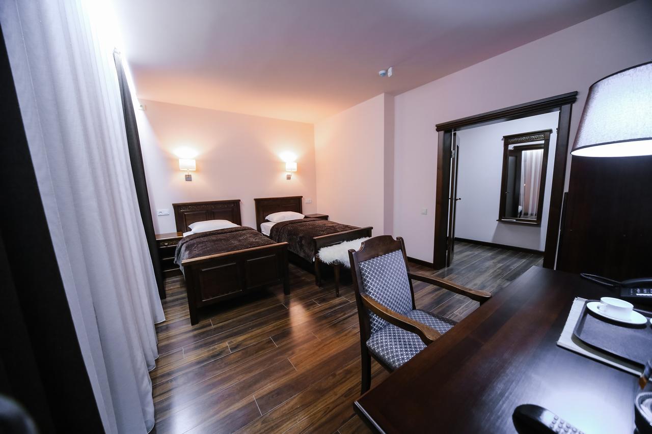 Dvin Hotel Pavlodar Buitenkant foto