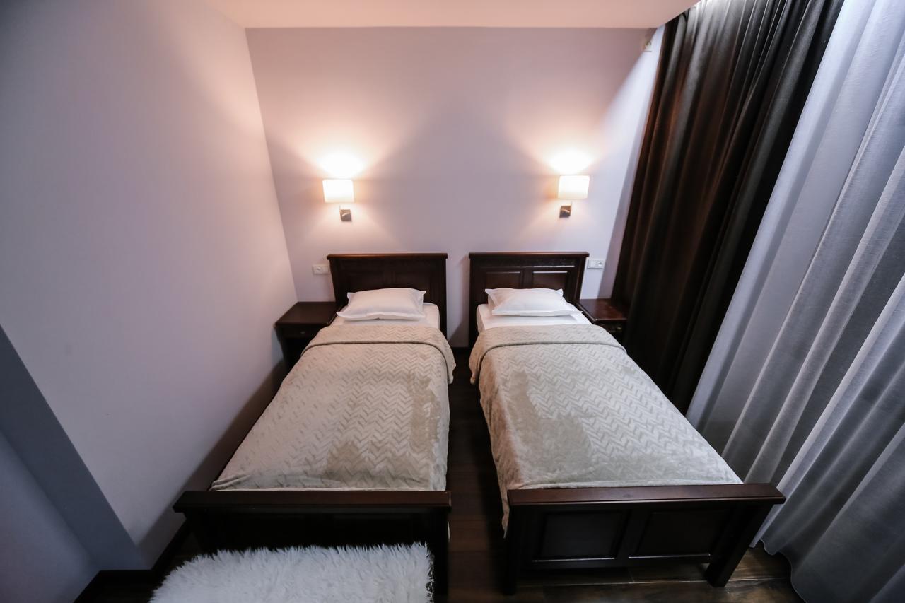 Dvin Hotel Pavlodar Buitenkant foto