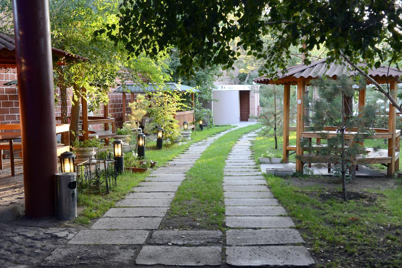 Dvin Hotel Pavlodar Buitenkant foto