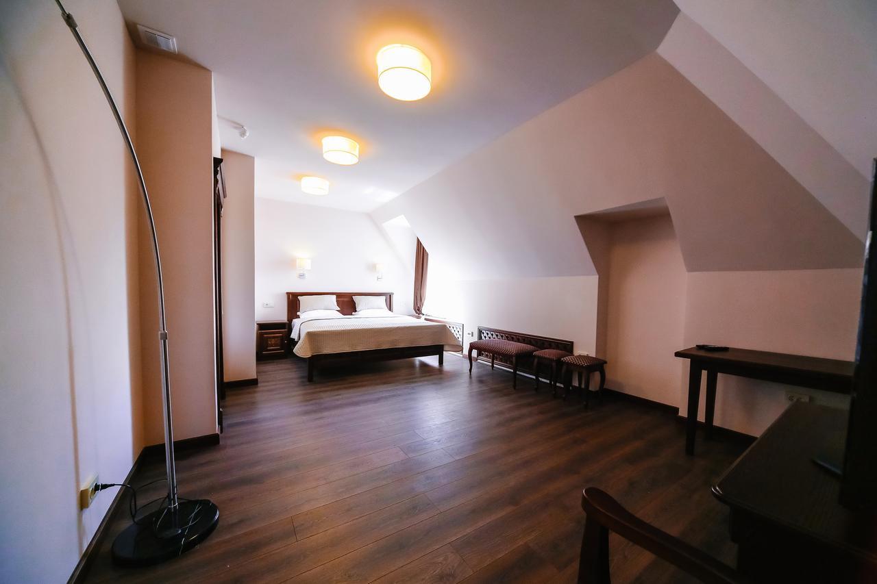 Dvin Hotel Pavlodar Buitenkant foto