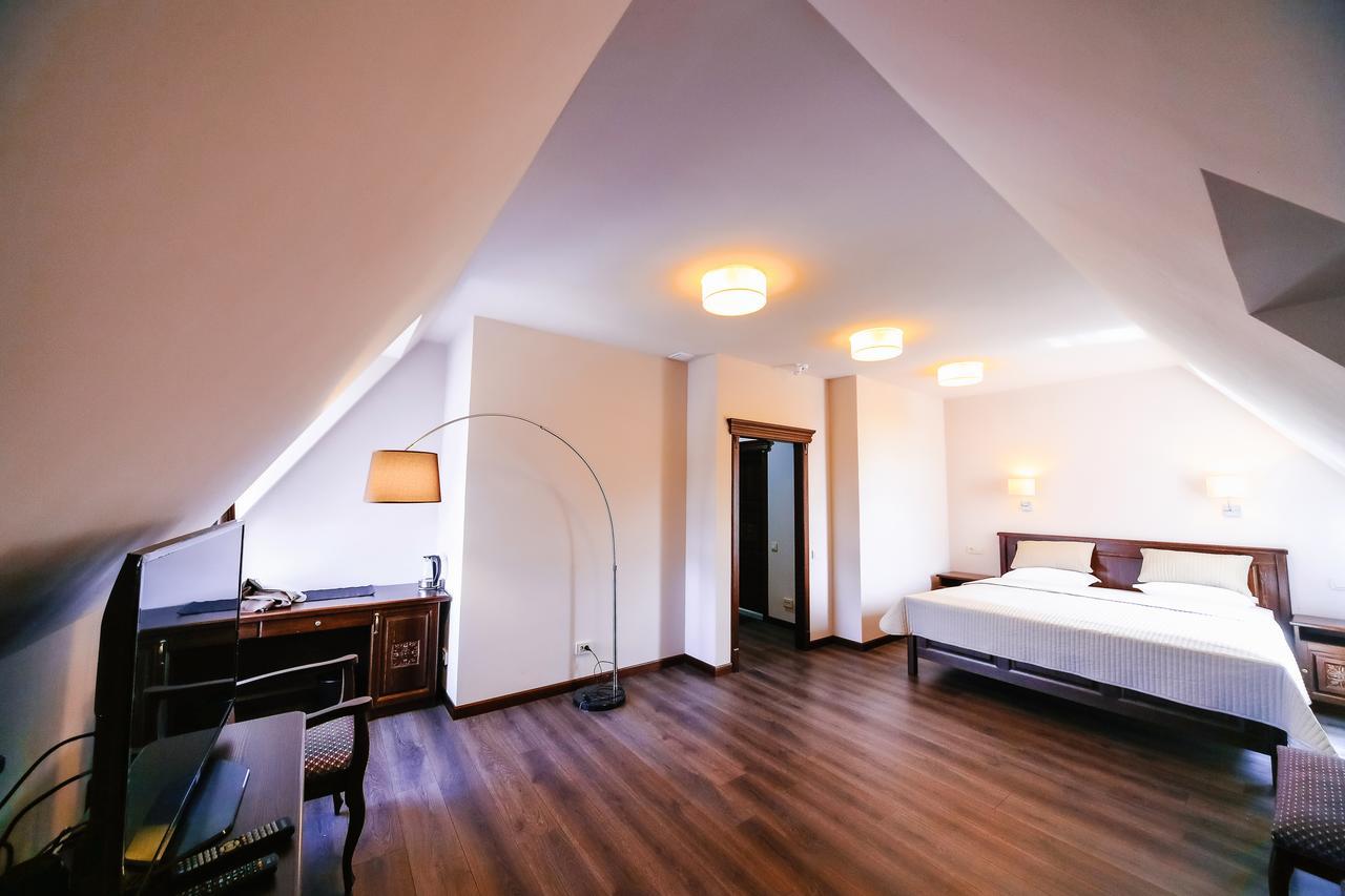 Dvin Hotel Pavlodar Buitenkant foto