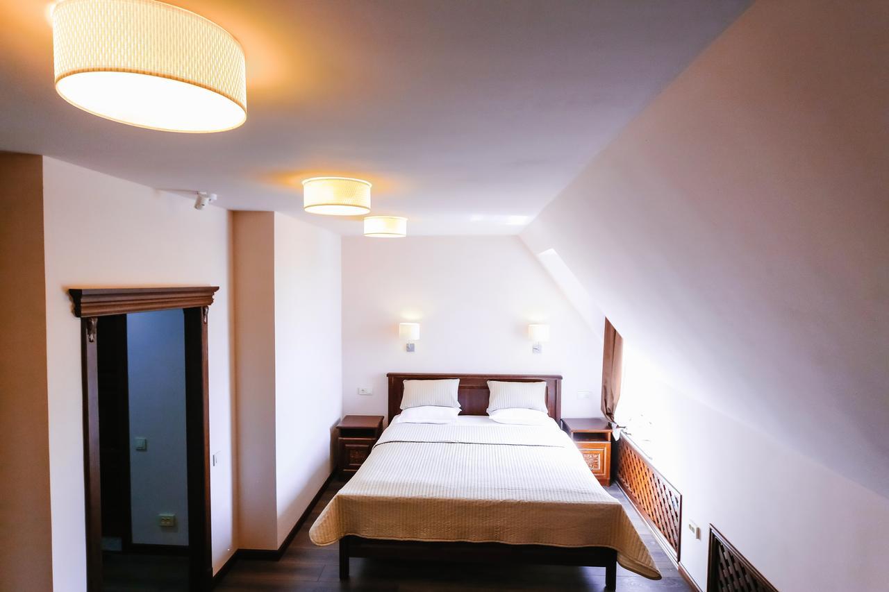 Dvin Hotel Pavlodar Buitenkant foto