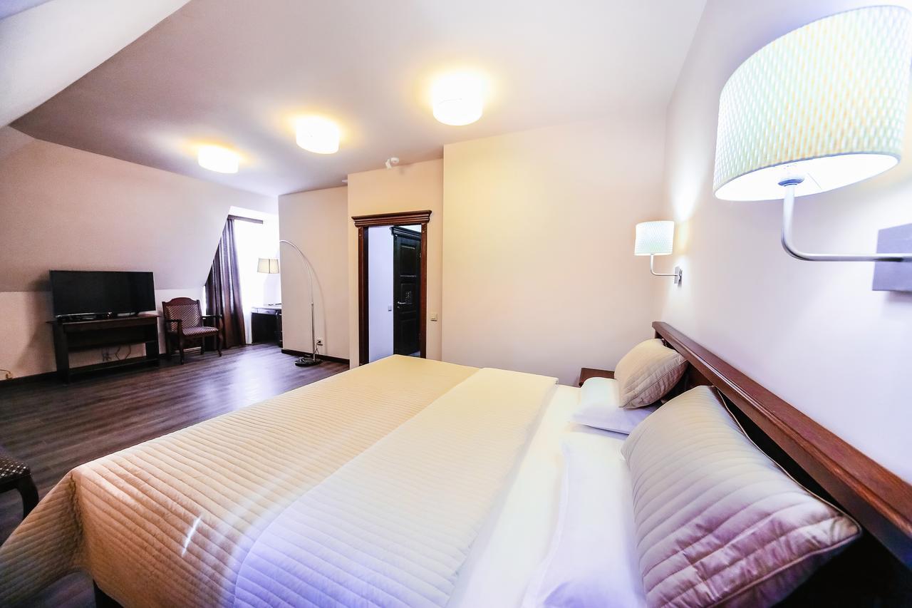 Dvin Hotel Pavlodar Buitenkant foto